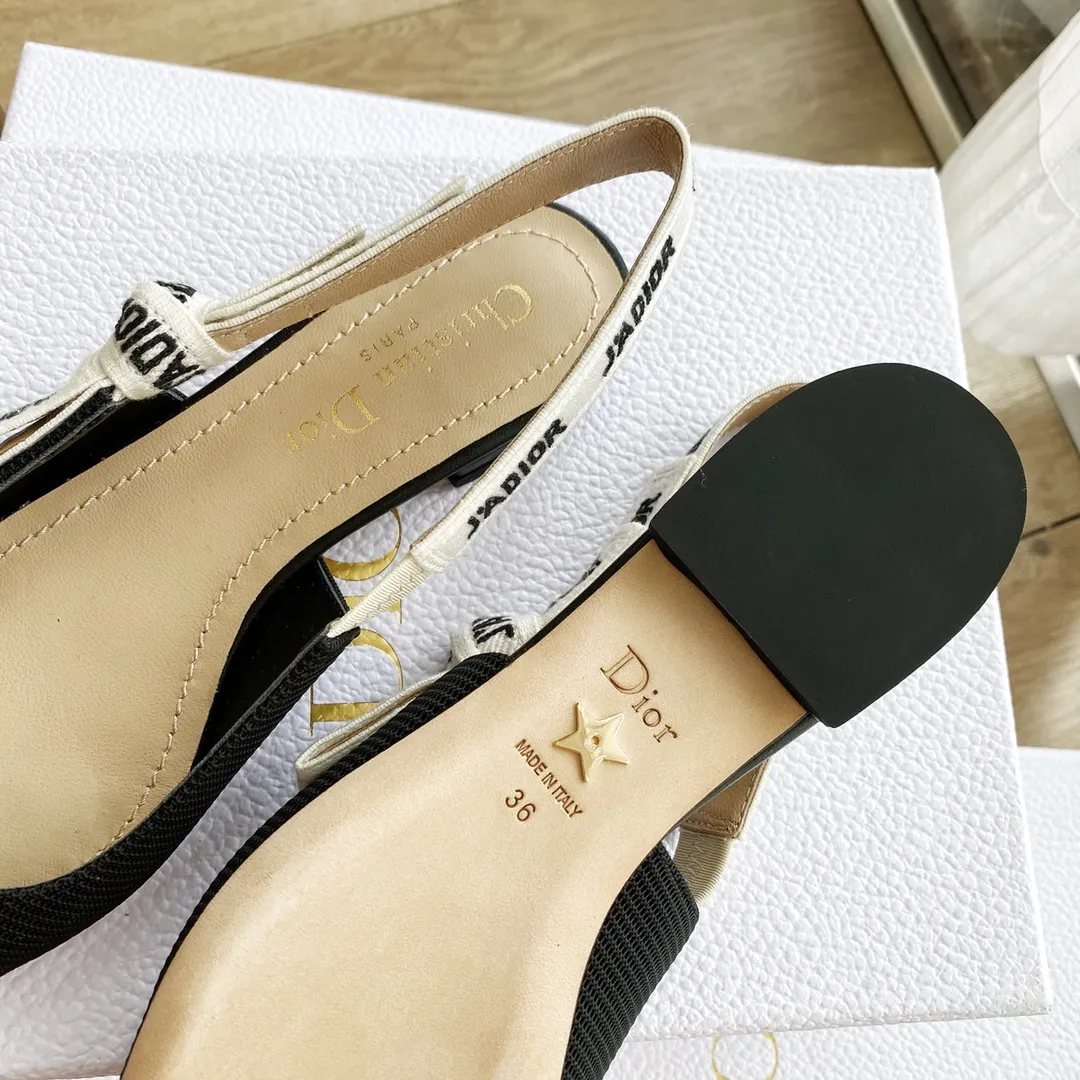 👟👟Ex-factory price 440👟👟 Developed one-to-one from the original version, 👠👠✨ ✨Dior’s popular sandals are new🔥 🔥 The same style as the most popular internet celebrities and celebrities of the year💁 💁. Imported fabric, lining and feet are made of calfskin lining🐑. Original molded heel, heel height 10Cm 6.5cm💘 Original molded metal outsole with five-pointed star LOGO mark✨. Original bow, 💅 Italian leather outsole. 👄💋 Full set of packaging (bags, cards, invoices, one-to-one wrapping paper) 34 40 41 customized